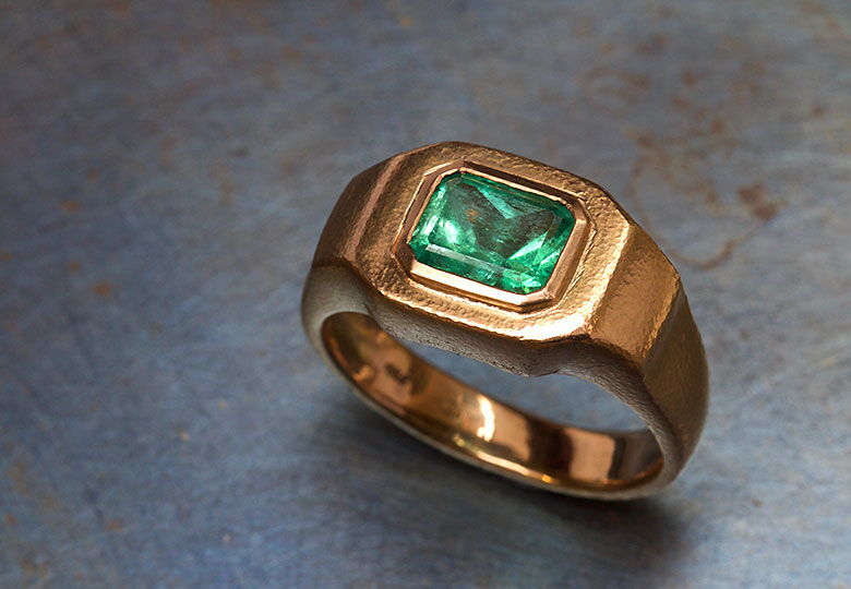 Goldschmiede Arlesheim: Ring getrieben aus Gold und Smaragd