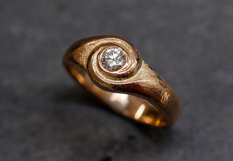 Goldschmiede Arlesheim: Ring getrieben aus Gold mit Brillant