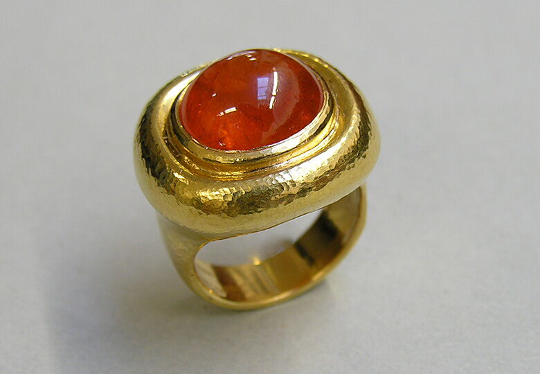 Goldschmiede Arlesheim: Ring getrieben aus Gold mit Mandaringranat